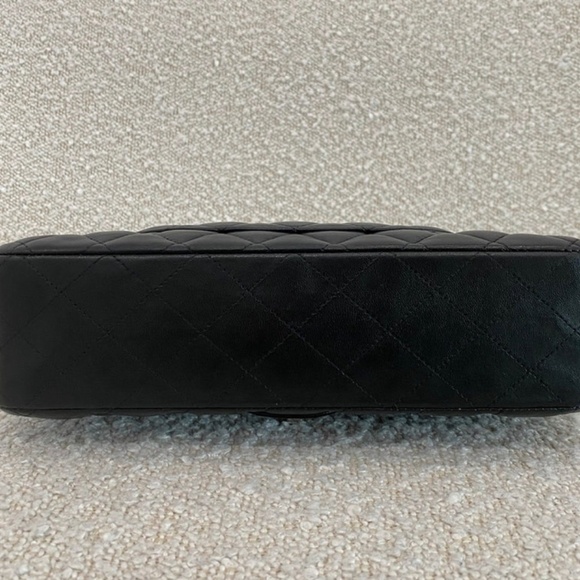 Authentic Chanel Classic Flap Black Medium Lambskin SHW - Picture 4 of 16